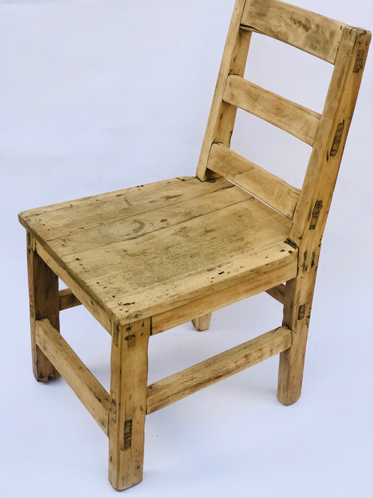כיסא ילדים קטן מעץ ממוחזר